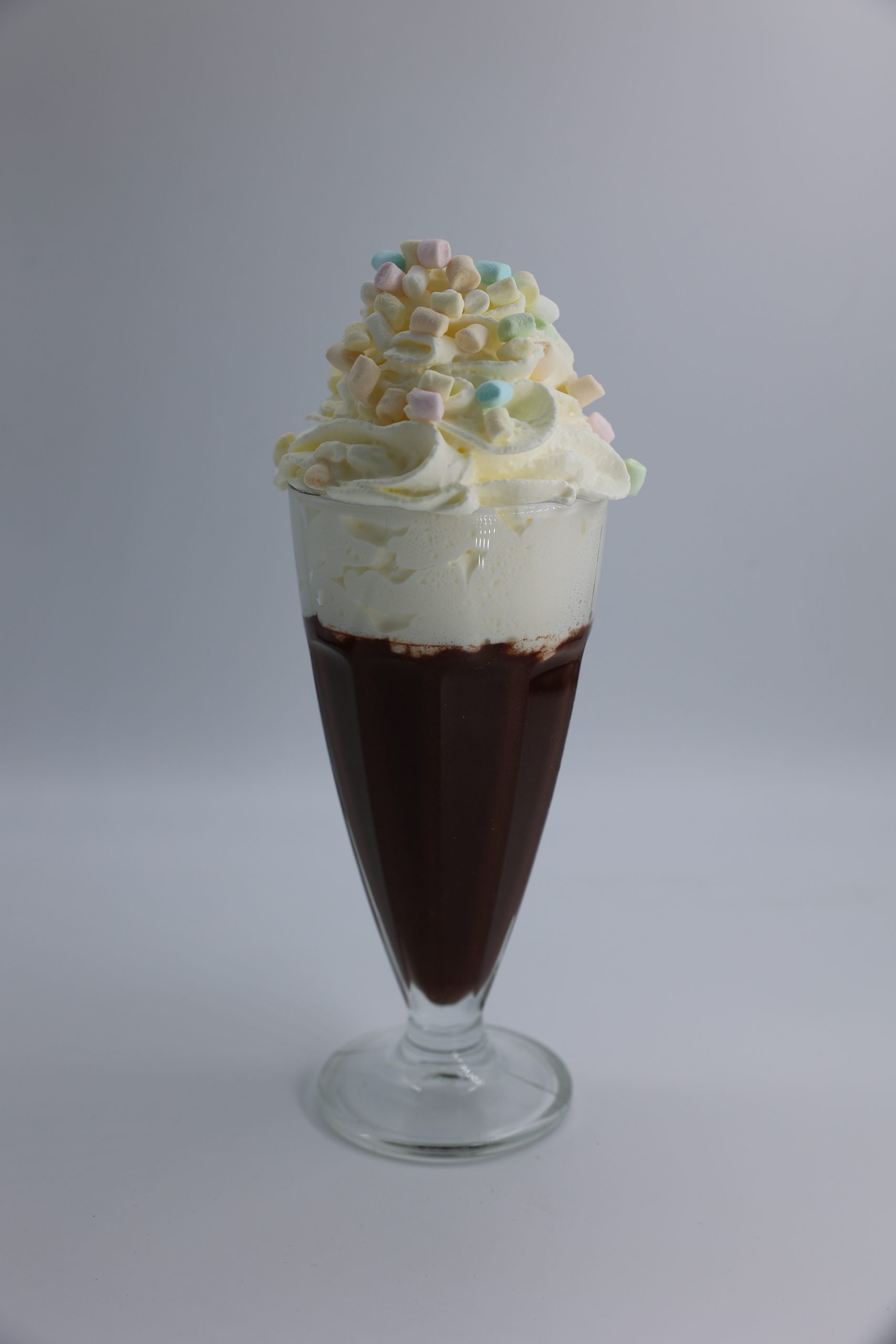 Gorąca czekolada z bitą śmietaną i piankami 250 ml